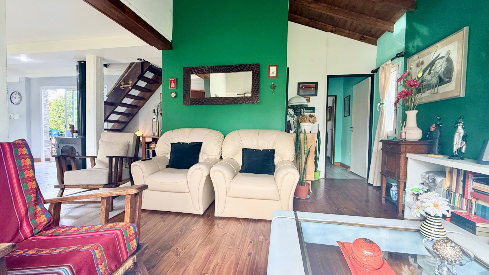 Casa tres ambientes con parque y cochera en Sierra de los padres