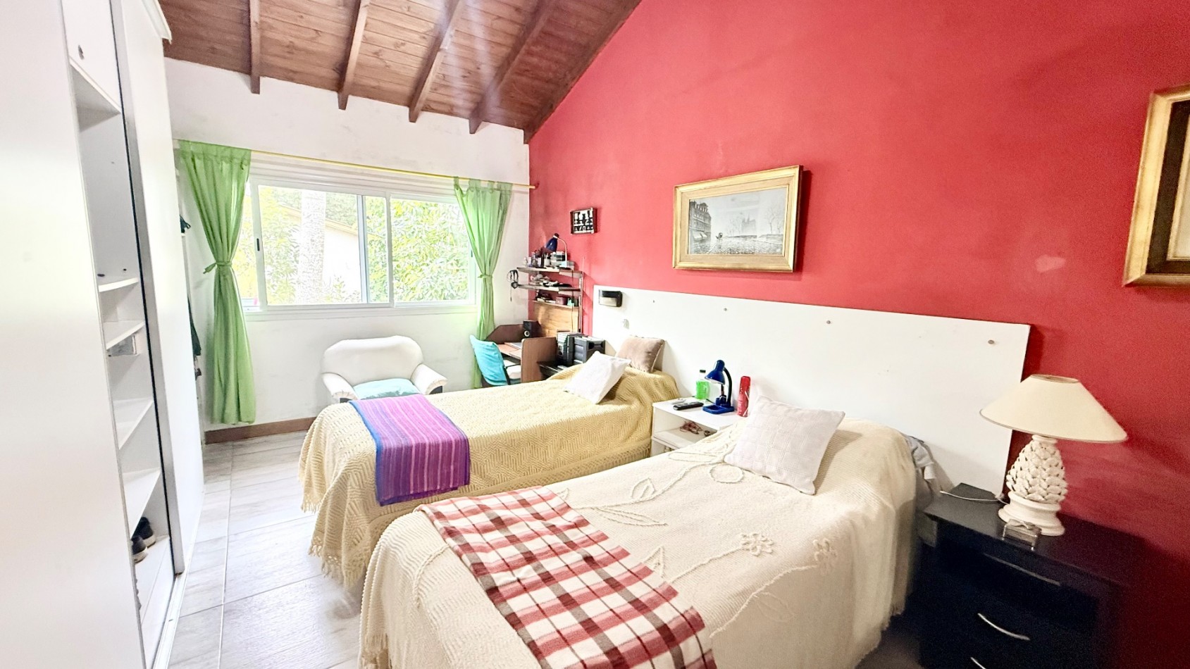 Casa tres ambientes con parque y cochera en Sierra de los padres