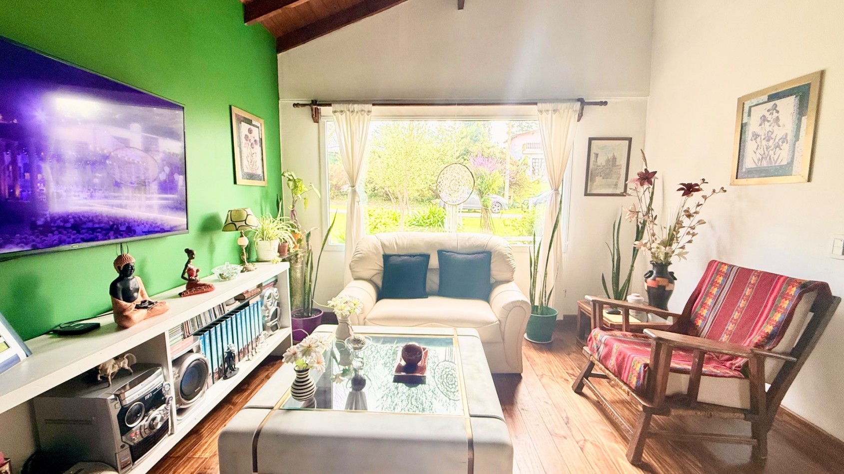 Casa tres ambientes con parque y cochera en Sierra de los padres