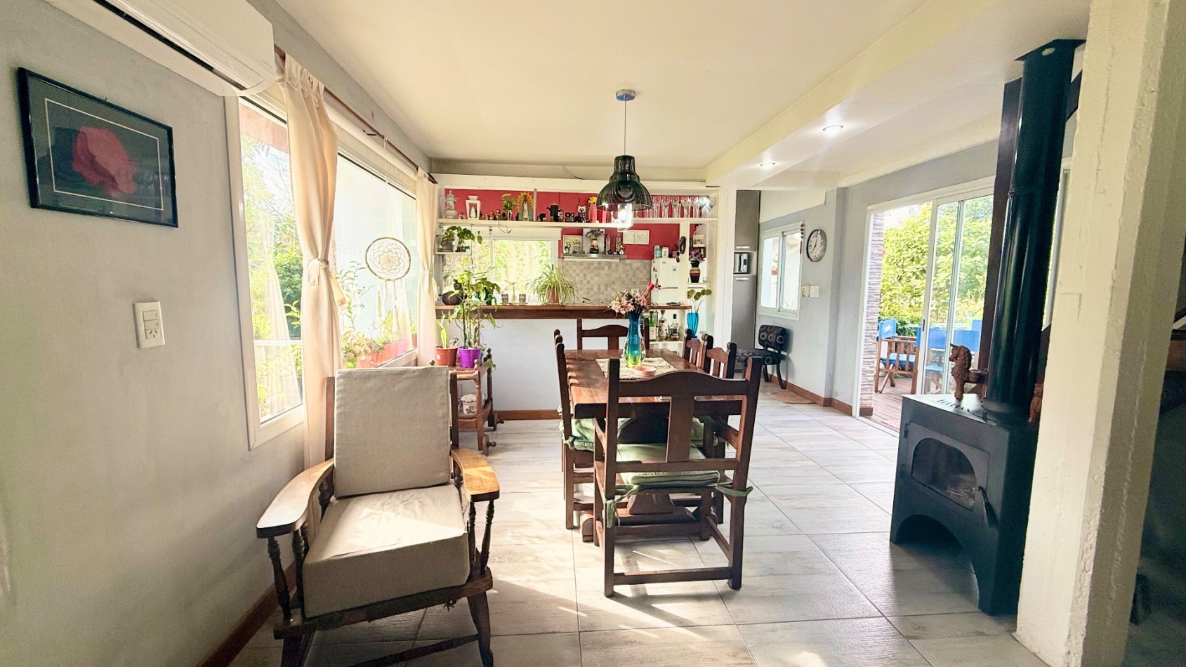 Casa tres ambientes con parque y cochera en Sierra de los padres