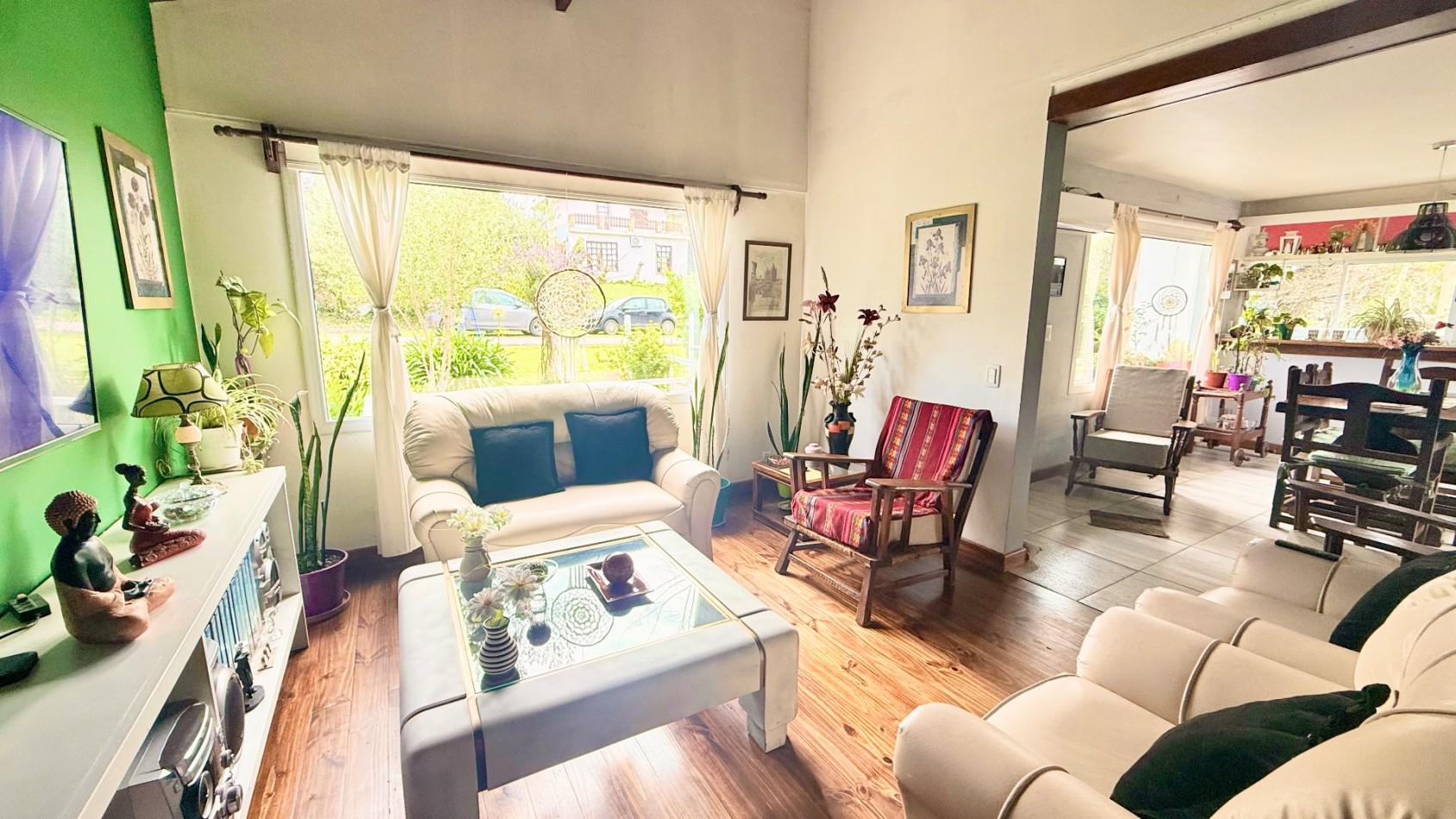 Casa tres ambientes con parque y cochera en Sierra de los padres