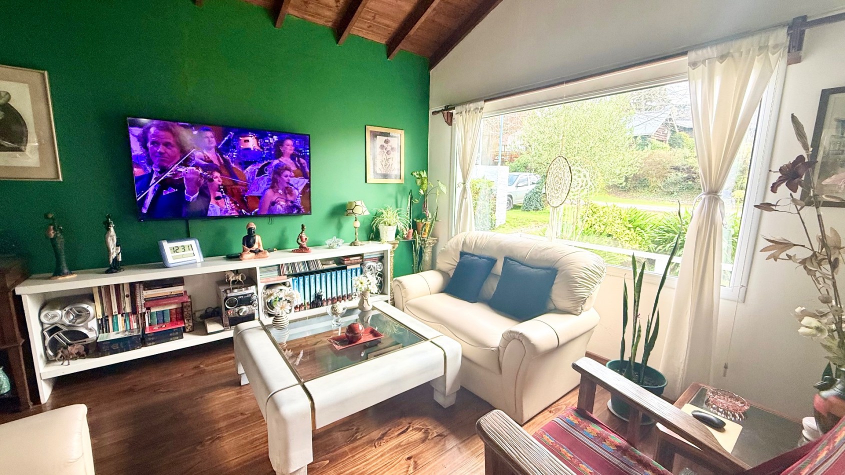 Casa tres ambientes con parque y cochera en Sierra de los padres
