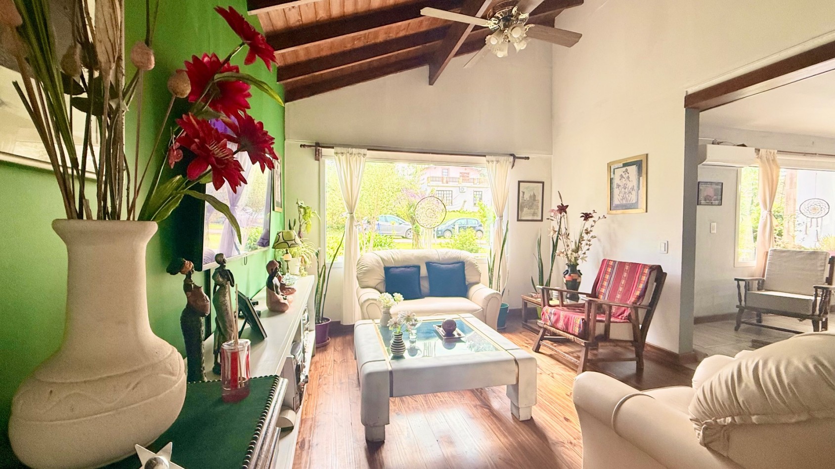 Casa tres ambientes con parque y cochera en Sierra de los padres