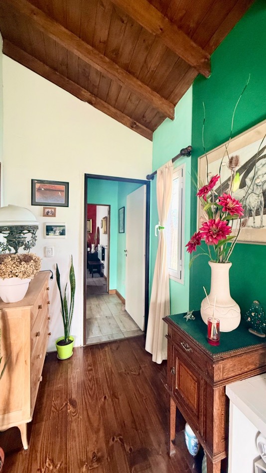 Casa tres ambientes con parque y cochera en Sierra de los padres