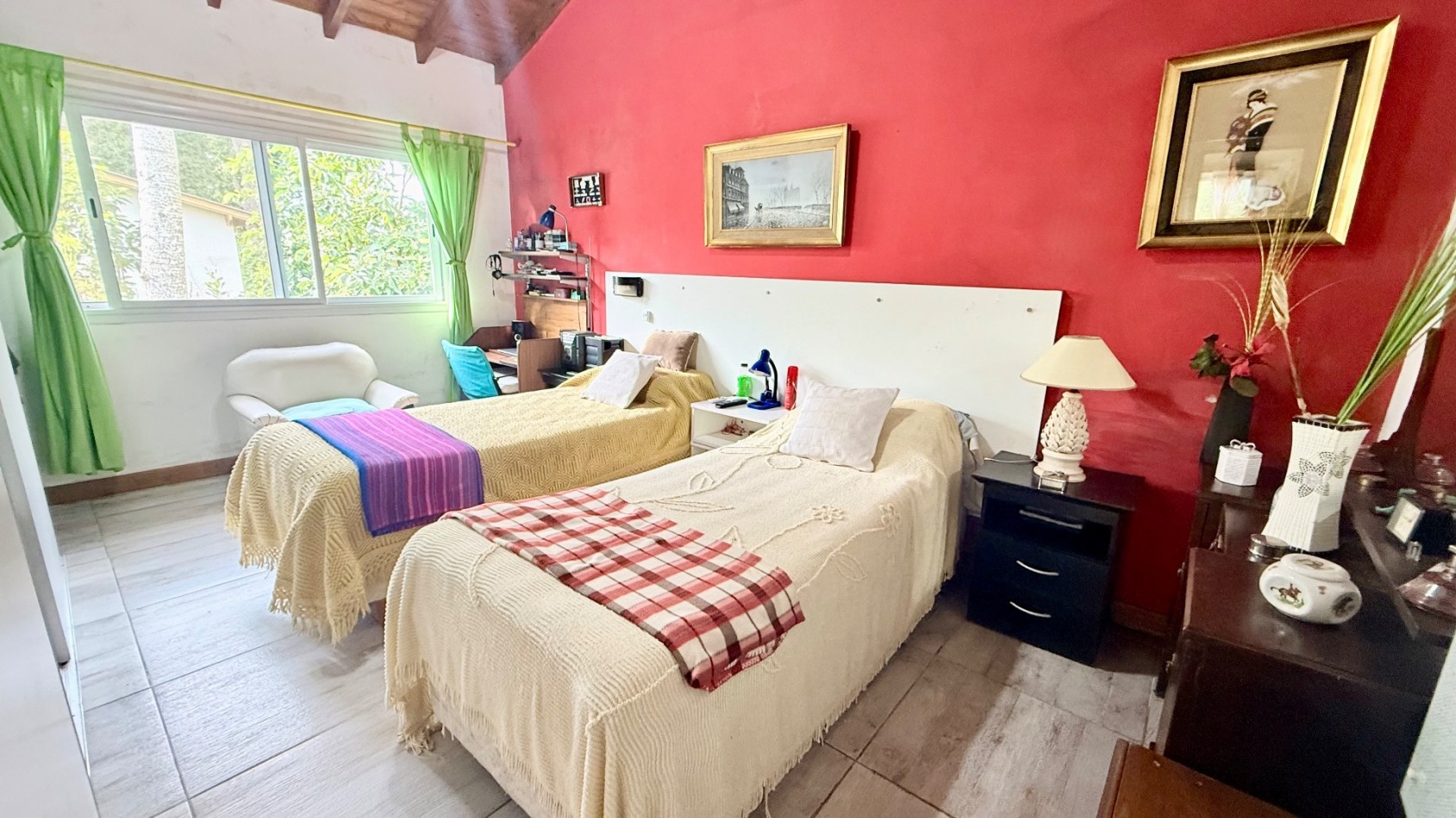 Casa tres ambientes con parque y cochera en Sierra de los padres