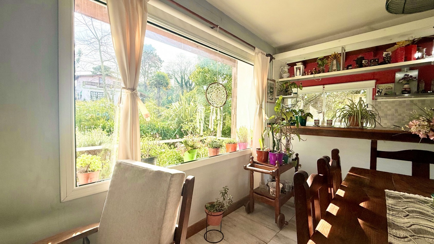 Casa tres ambientes con parque y cochera en Sierra de los padres