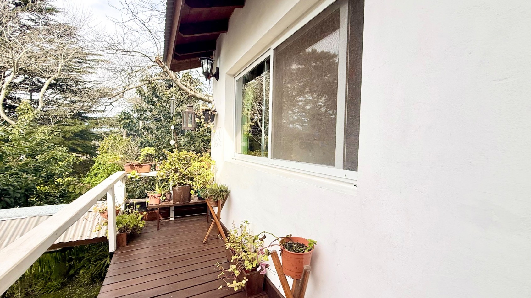 Casa tres ambientes con parque y cochera en Sierra de los padres