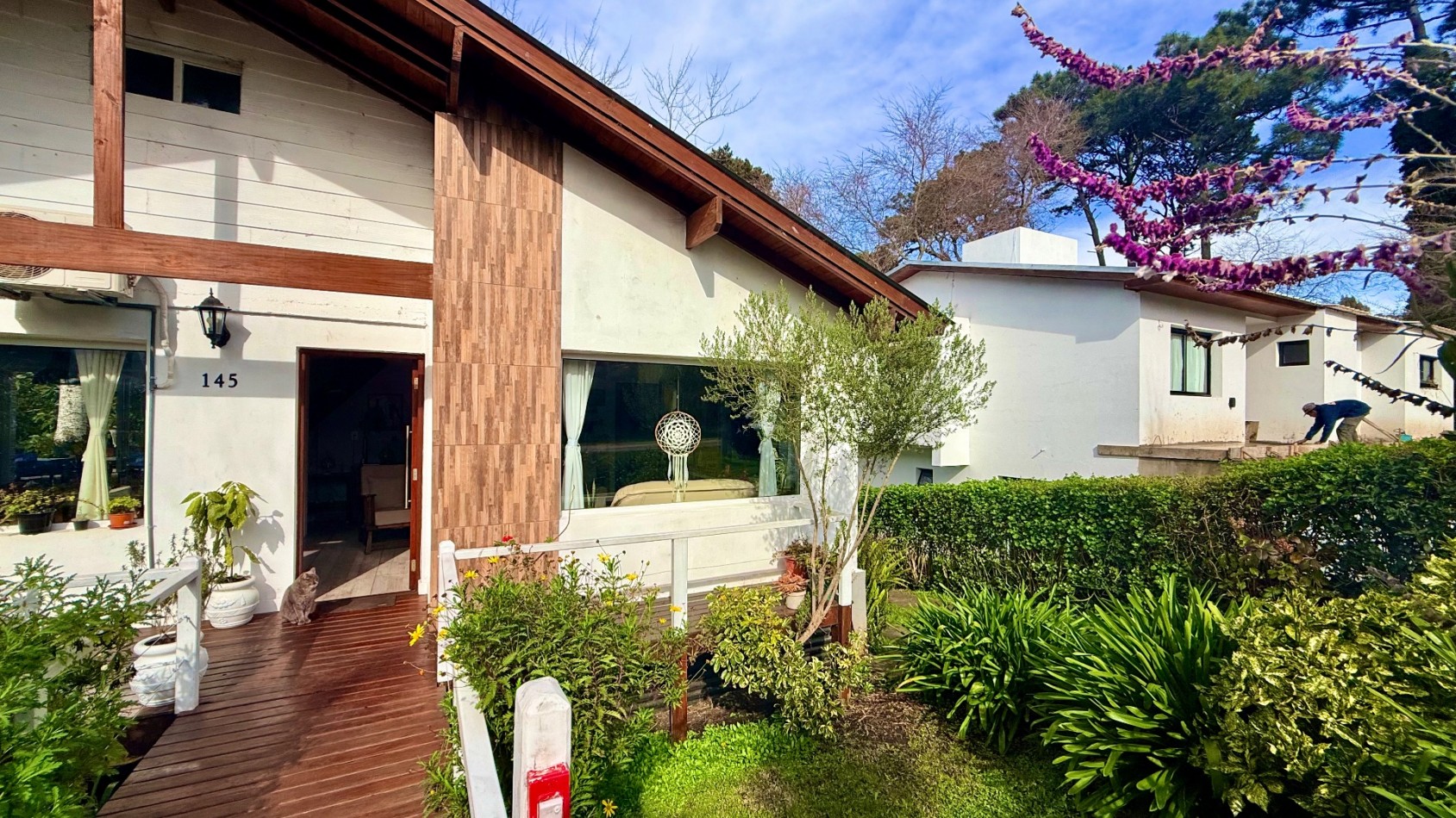 Casa tres ambientes con parque y cochera en Sierra de los padres