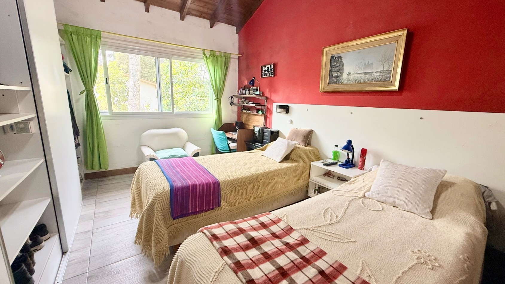 Casa tres ambientes con parque y cochera en Sierra de los padres