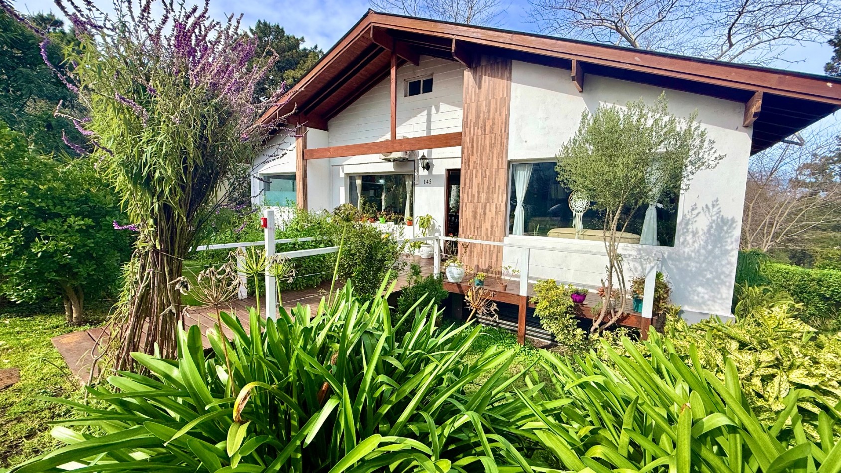 Casa tres ambientes con parque y cochera en Sierra de los padres