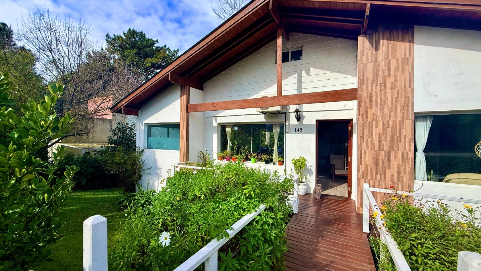 Casa tres ambientes con parque y cochera en Sierra de los padres