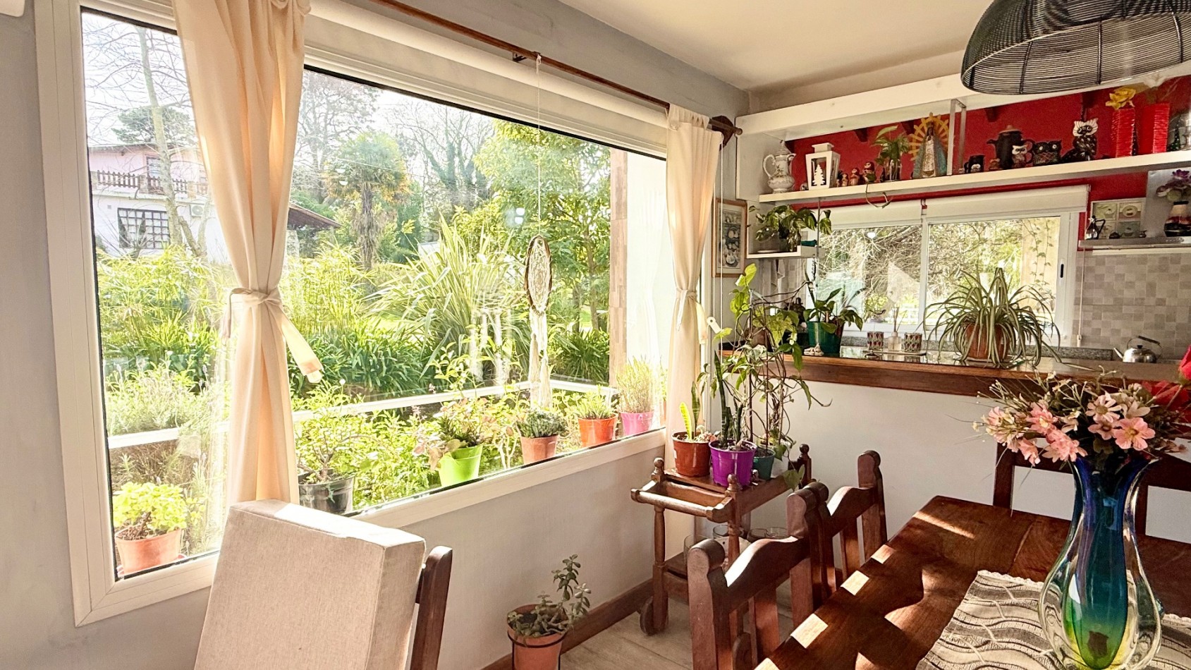 Casa tres ambientes con parque y cochera en Sierra de los padres