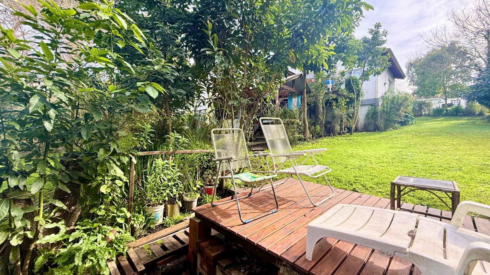 Casa tres ambientes con parque y cochera en Sierra de los padres