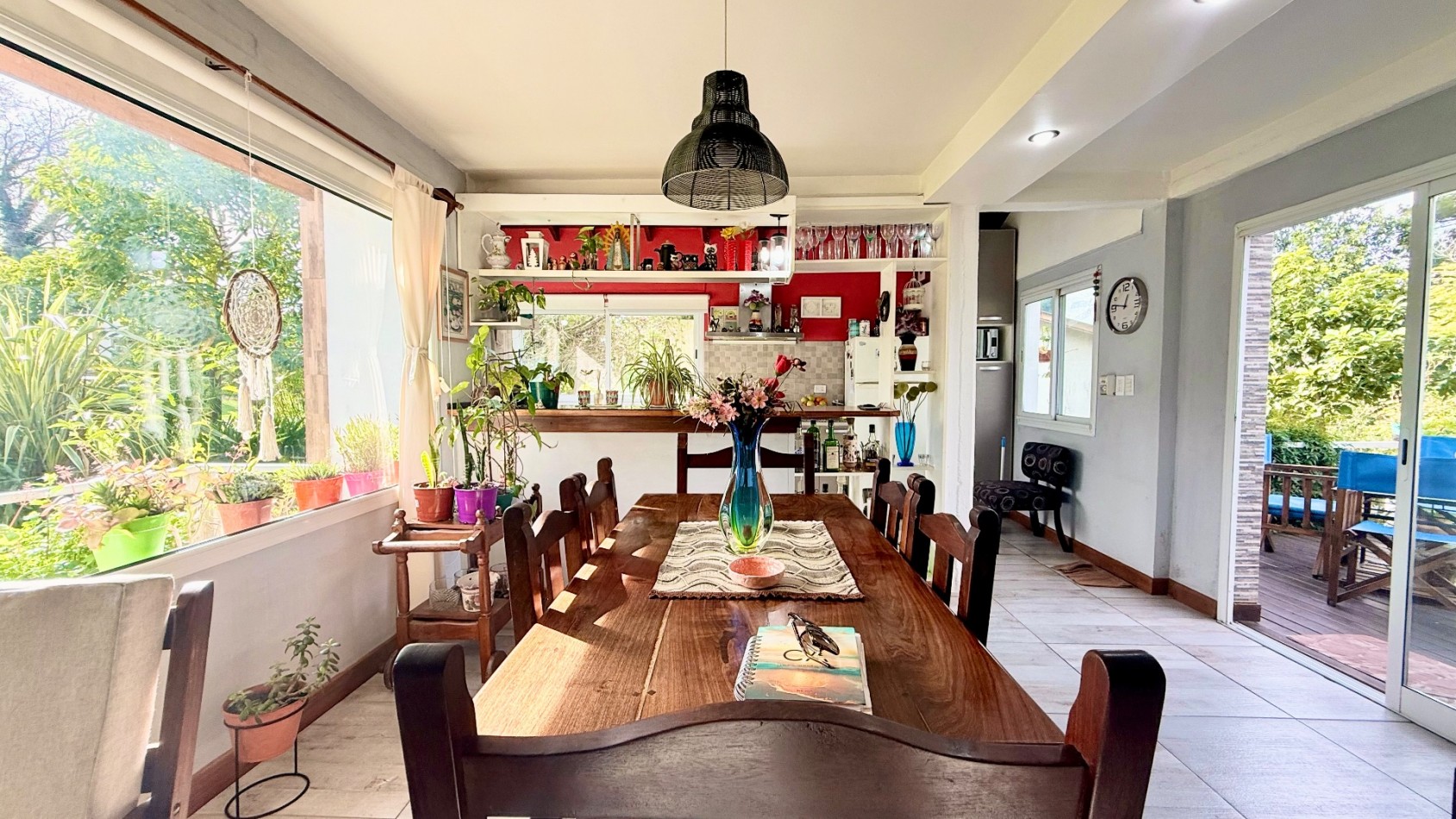 Casa tres ambientes con parque y cochera en Sierra de los padres