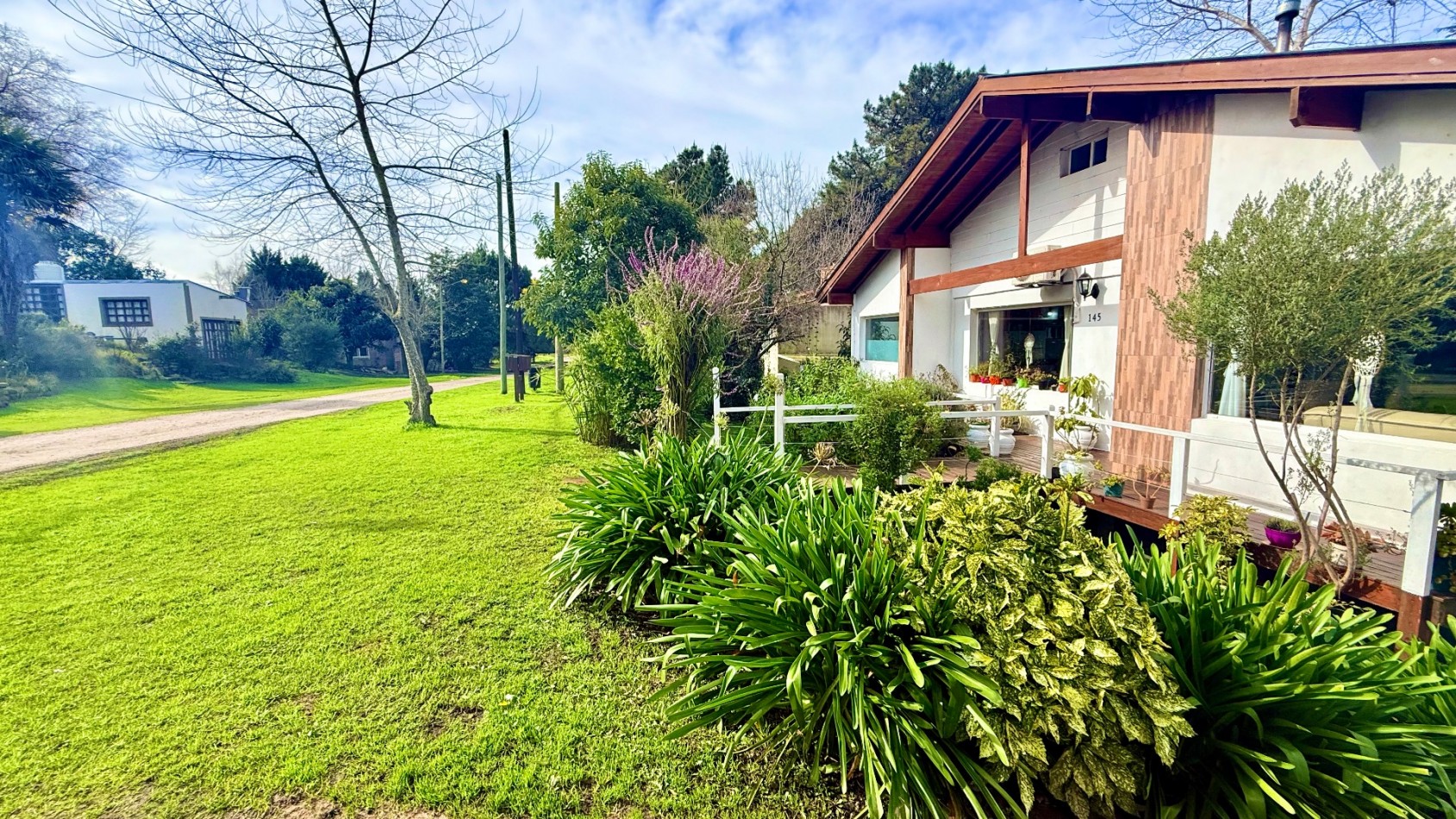 Casa tres ambientes con parque y cochera en Sierra de los padres