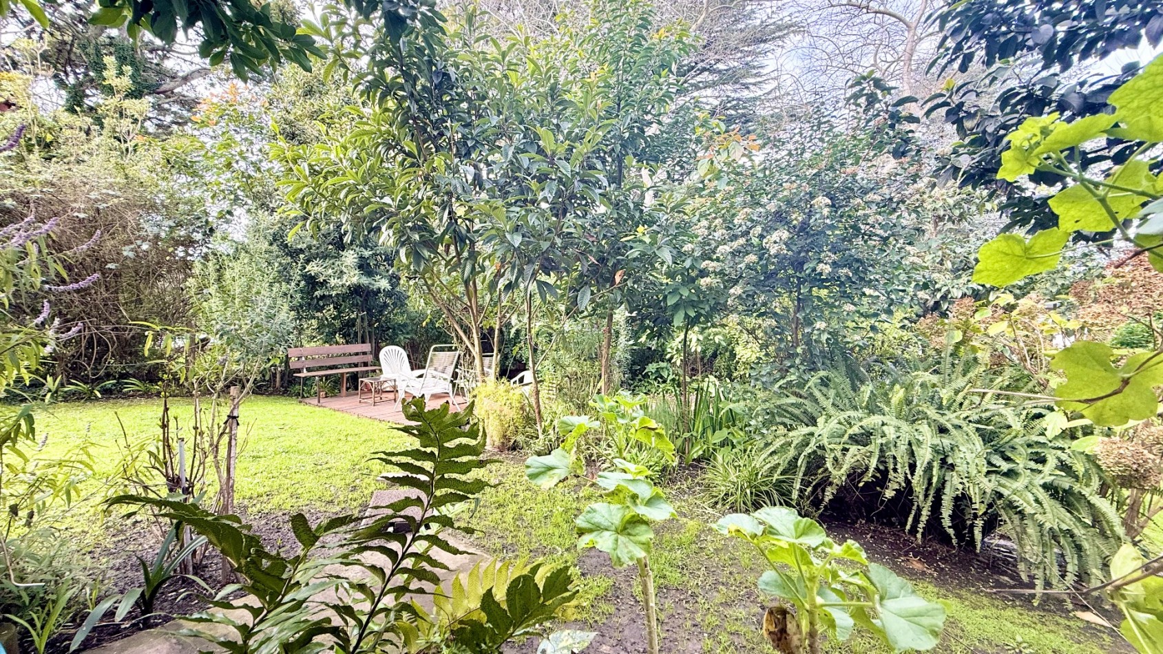 Casa tres ambientes con parque y cochera en Sierra de los padres