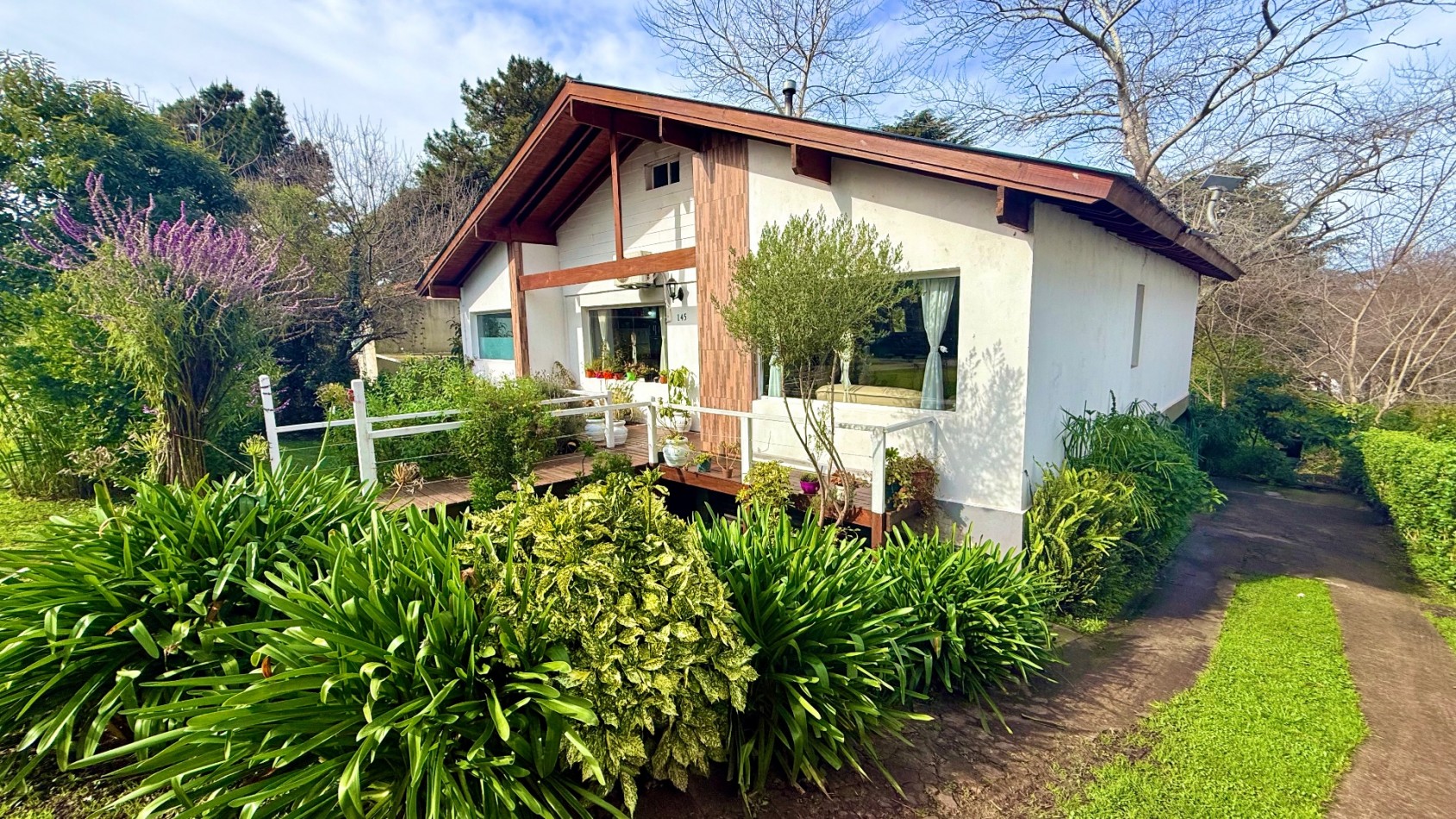Casa tres ambientes con parque y cochera en Sierra de los padres
