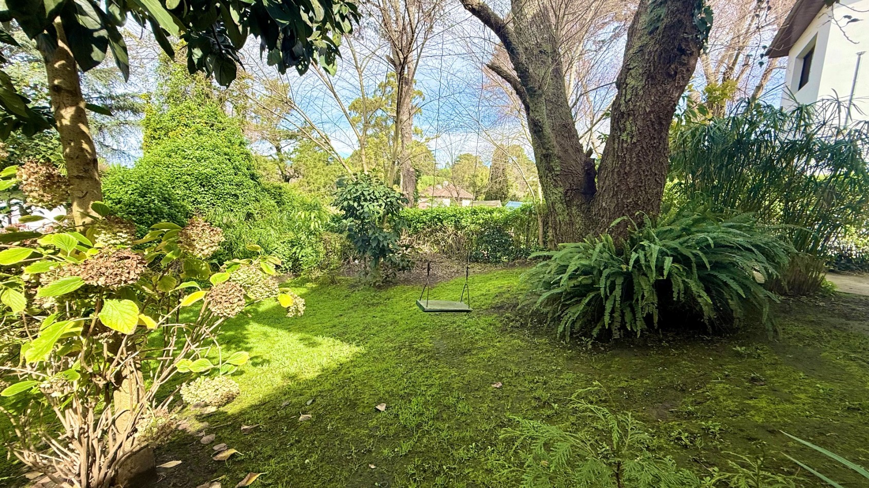 Casa tres ambientes con parque y cochera en Sierra de los padres