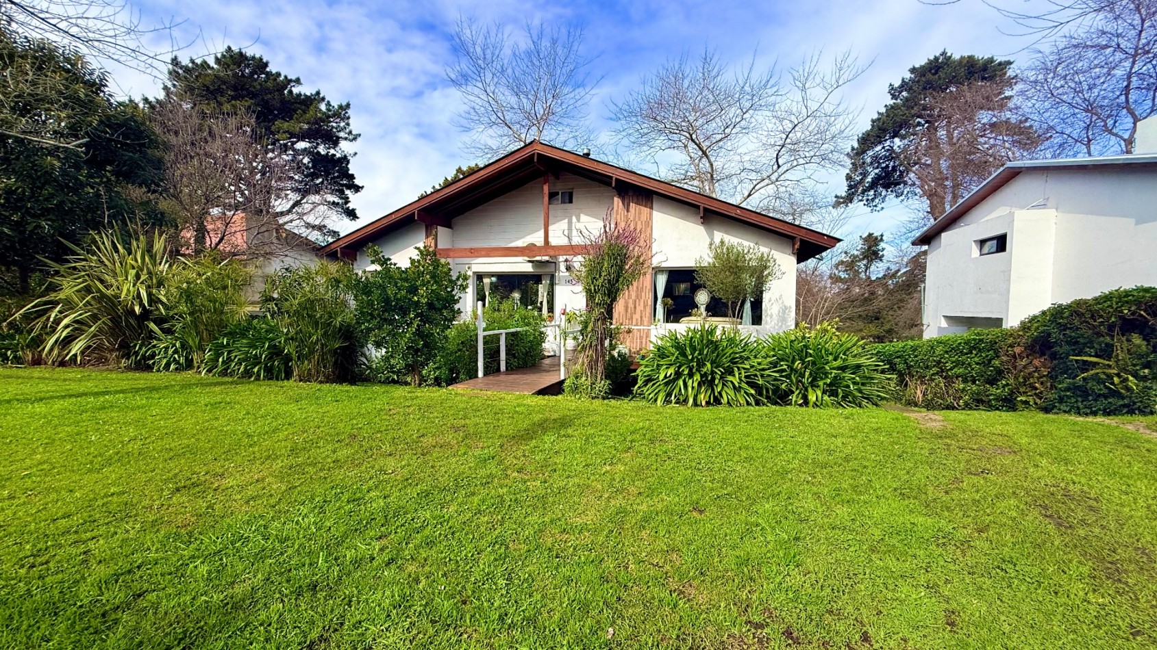 Casa tres ambientes con parque y cochera en Sierra de los padres
