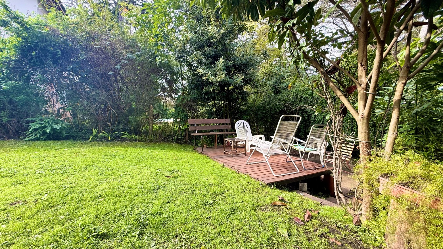 Casa tres ambientes con parque y cochera en Sierra de los padres