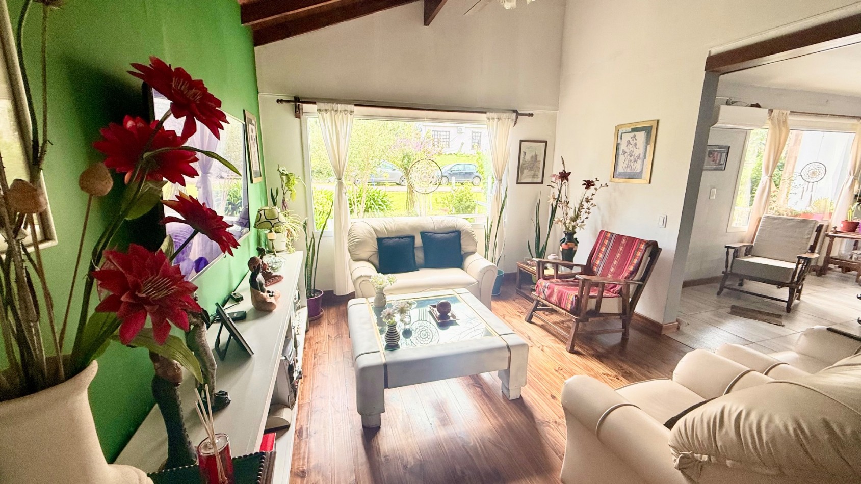 Casa tres ambientes con parque y cochera en Sierra de los padres
