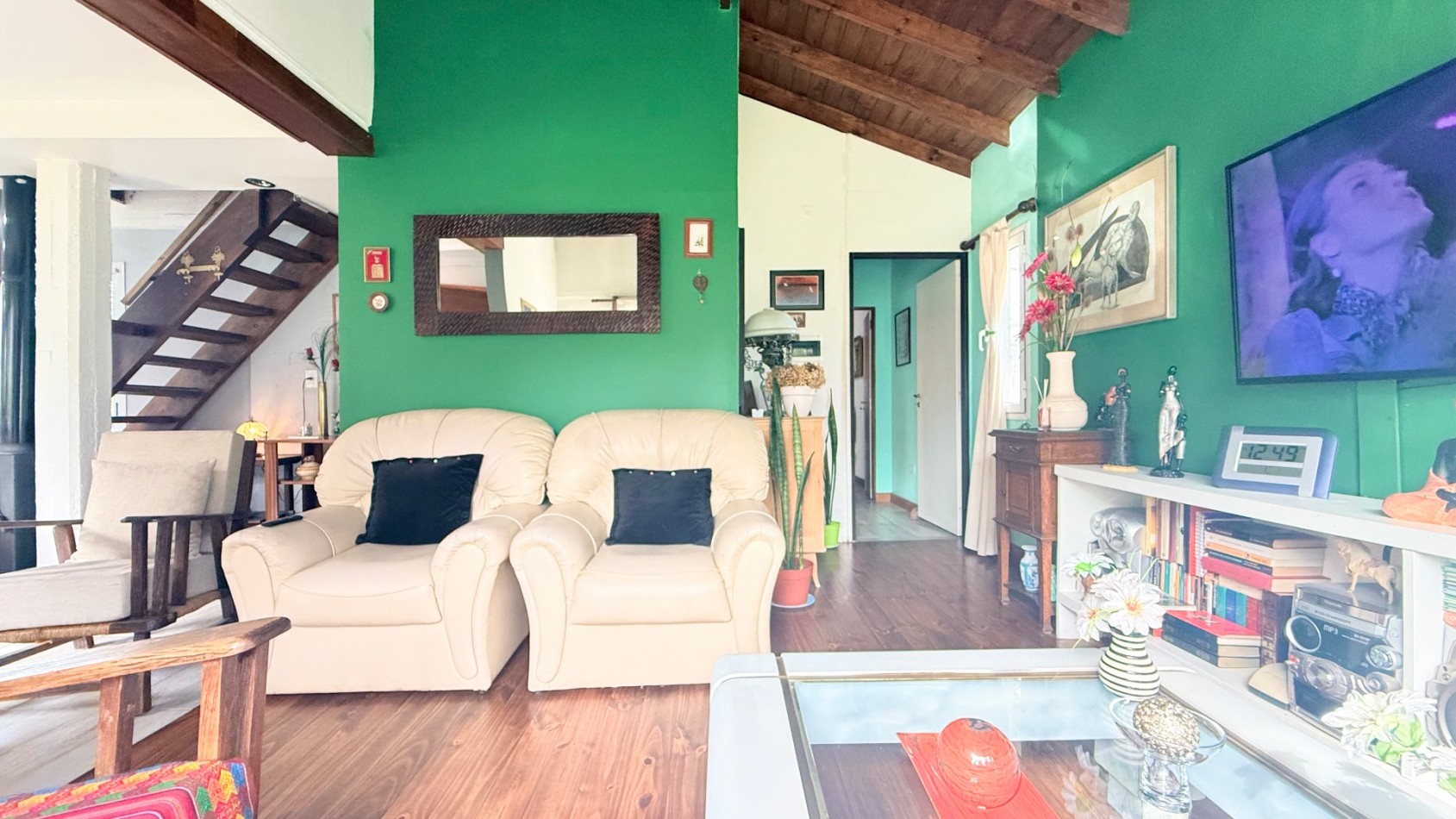 Casa tres ambientes con parque y cochera en Sierra de los padres