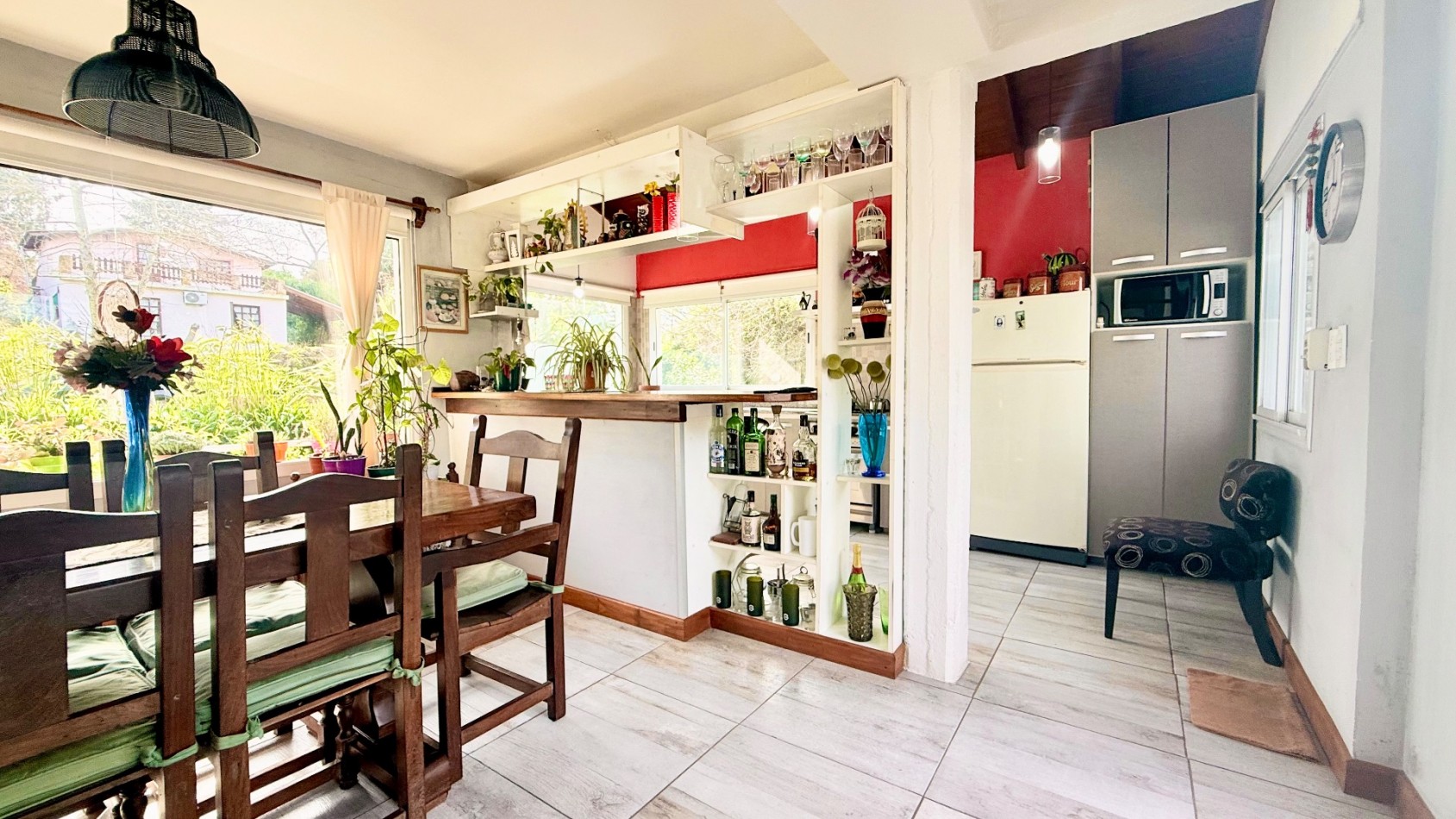 Casa tres ambientes con parque y cochera en Sierra de los padres