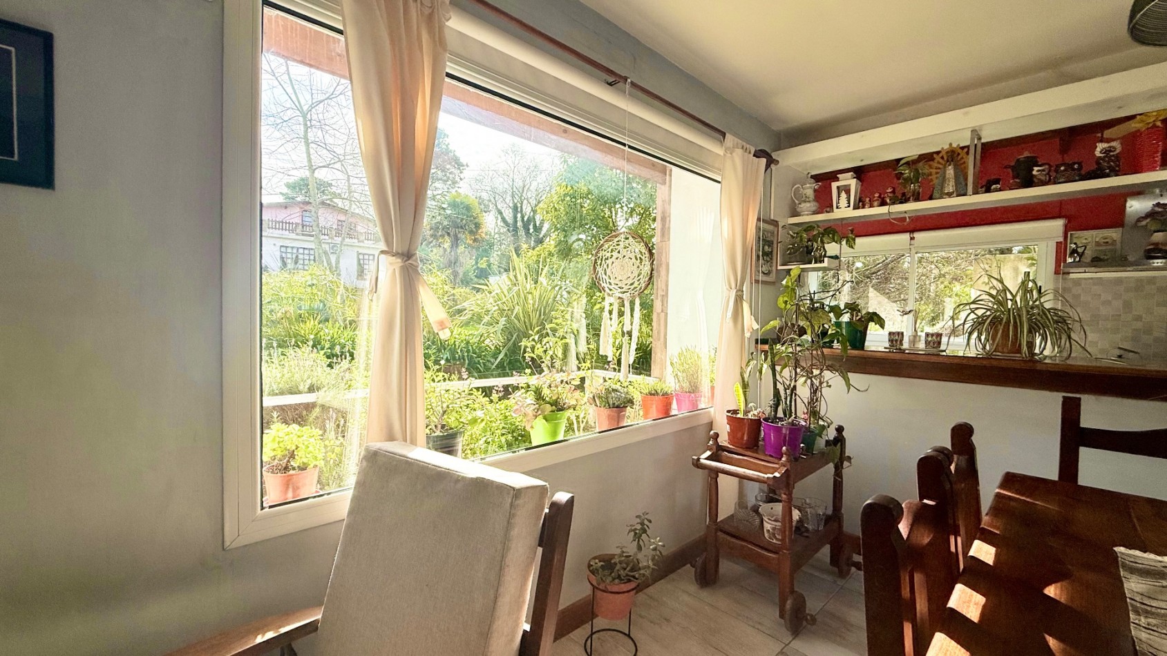 Casa tres ambientes con parque y cochera en Sierra de los padres