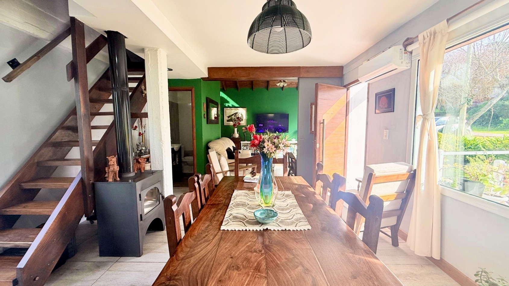 Casa tres ambientes con parque y cochera en Sierra de los padres