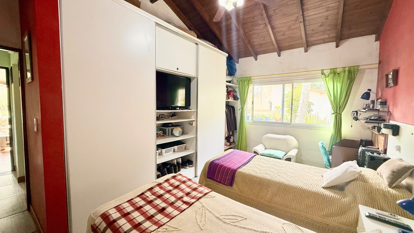 Casa tres ambientes con parque y cochera en Sierra de los padres