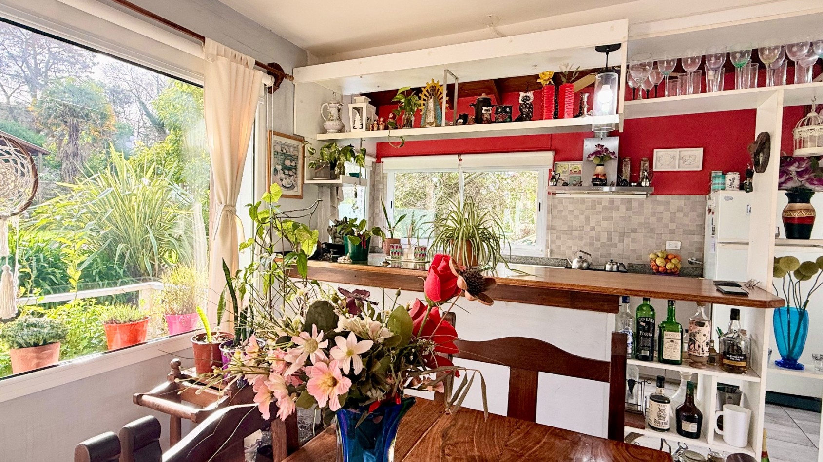 Casa tres ambientes con parque y cochera en Sierra de los padres