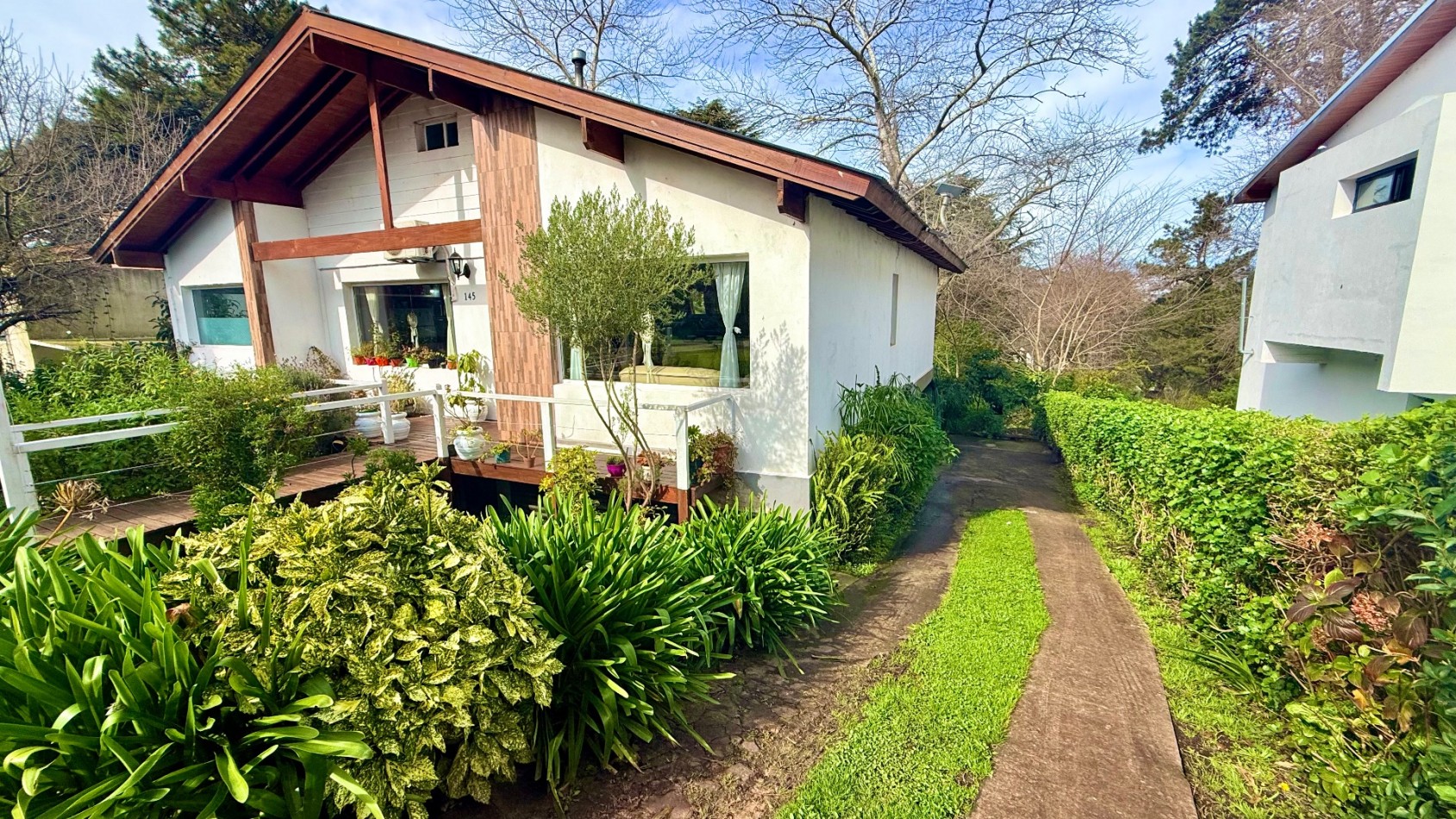 Casa tres ambientes con parque y cochera en Sierra de los padres