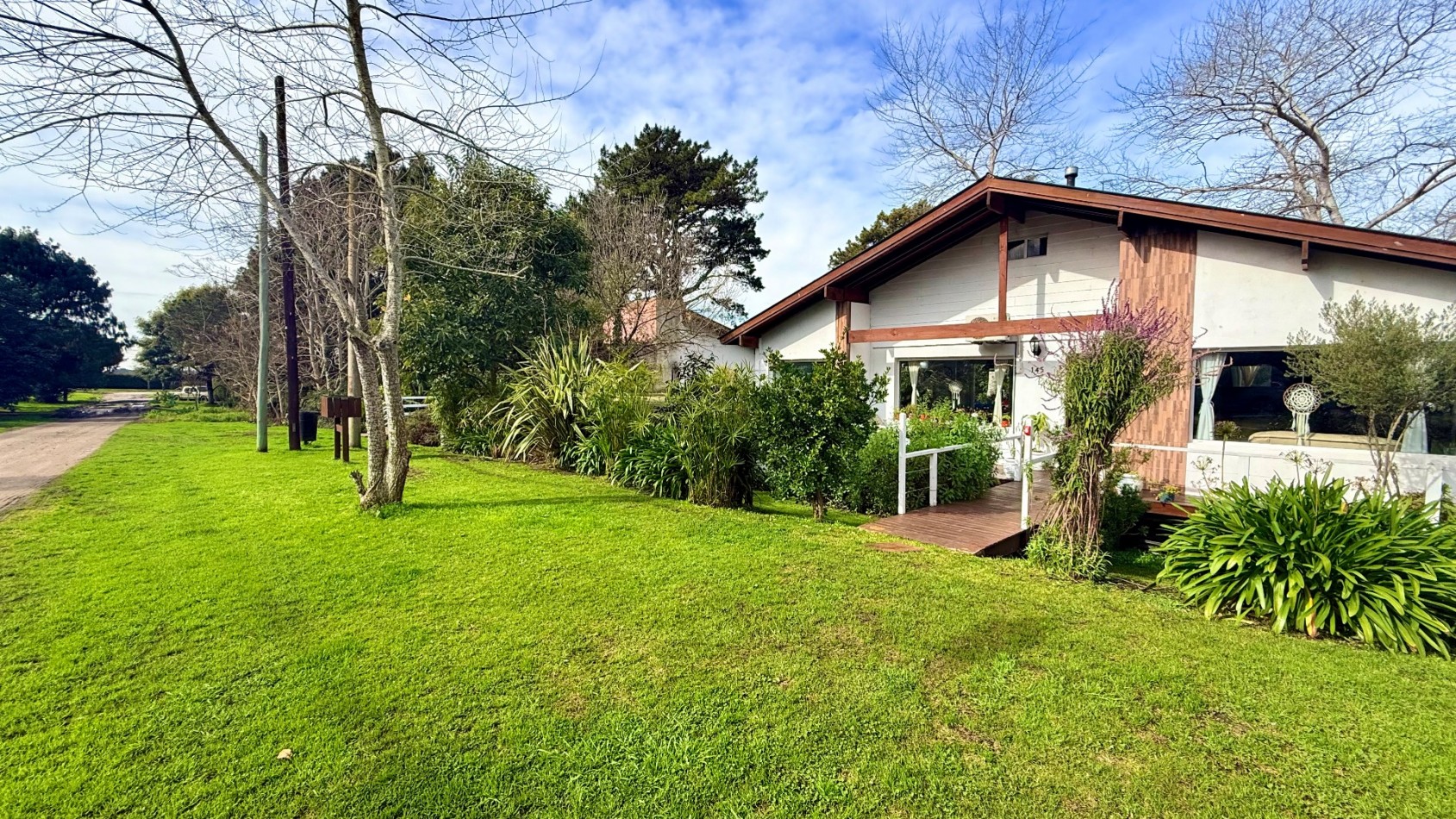 Casa tres ambientes con parque y cochera en Sierra de los padres