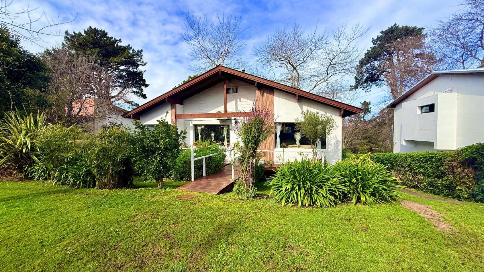 Casa tres ambientes con parque y cochera en Sierra de los padres