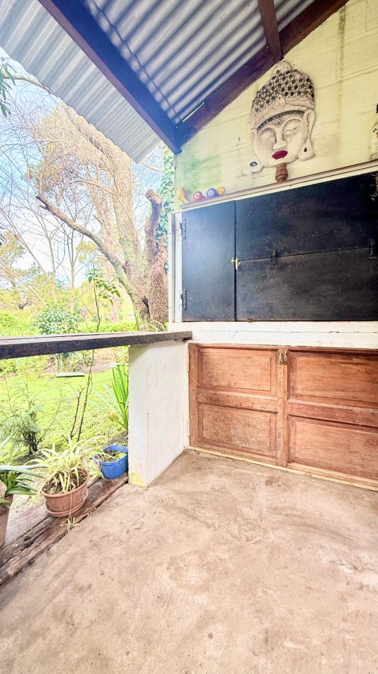 Casa tres ambientes con parque y cochera en Sierra de los padres