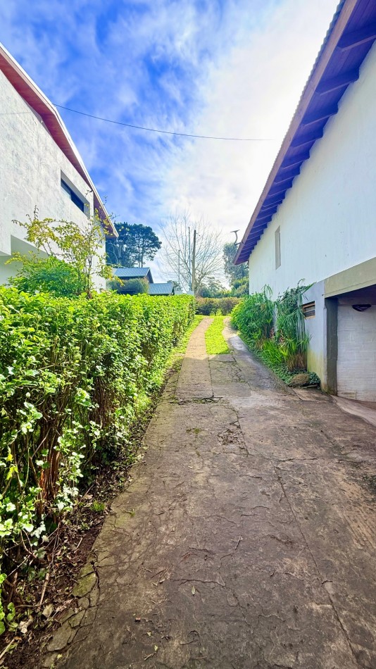Casa tres ambientes con parque y cochera en Sierra de los padres