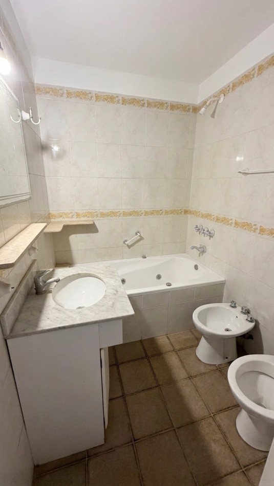 Casa en la Perla 4 ambientes y dependencia