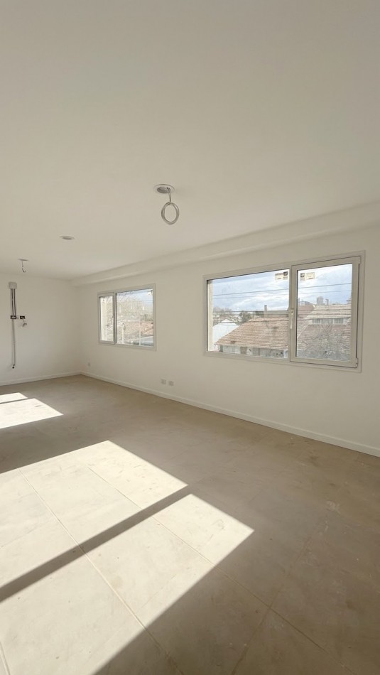 Casa en la Perla 4 ambientes y dependencia