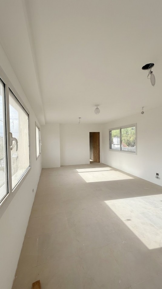 Casa en la Perla 4 ambientes y dependencia