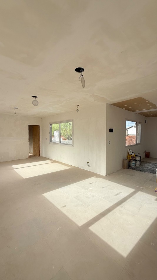 Casa en la Perla 4 ambientes y dependencia