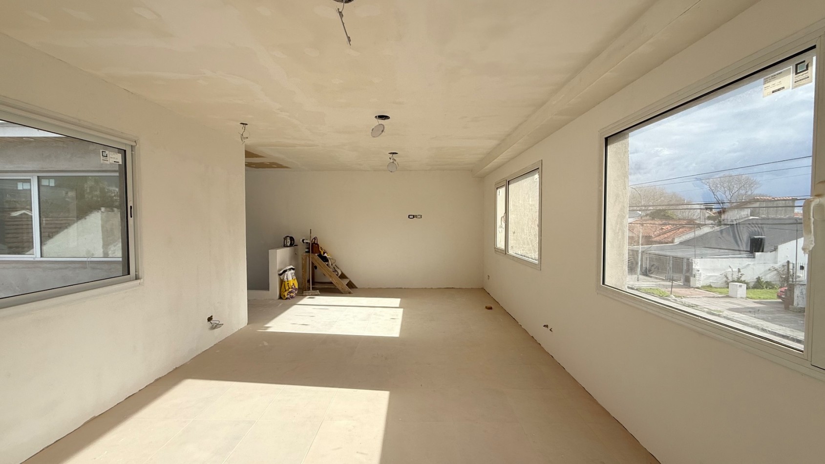 Casa en la Perla 4 ambientes y dependencia