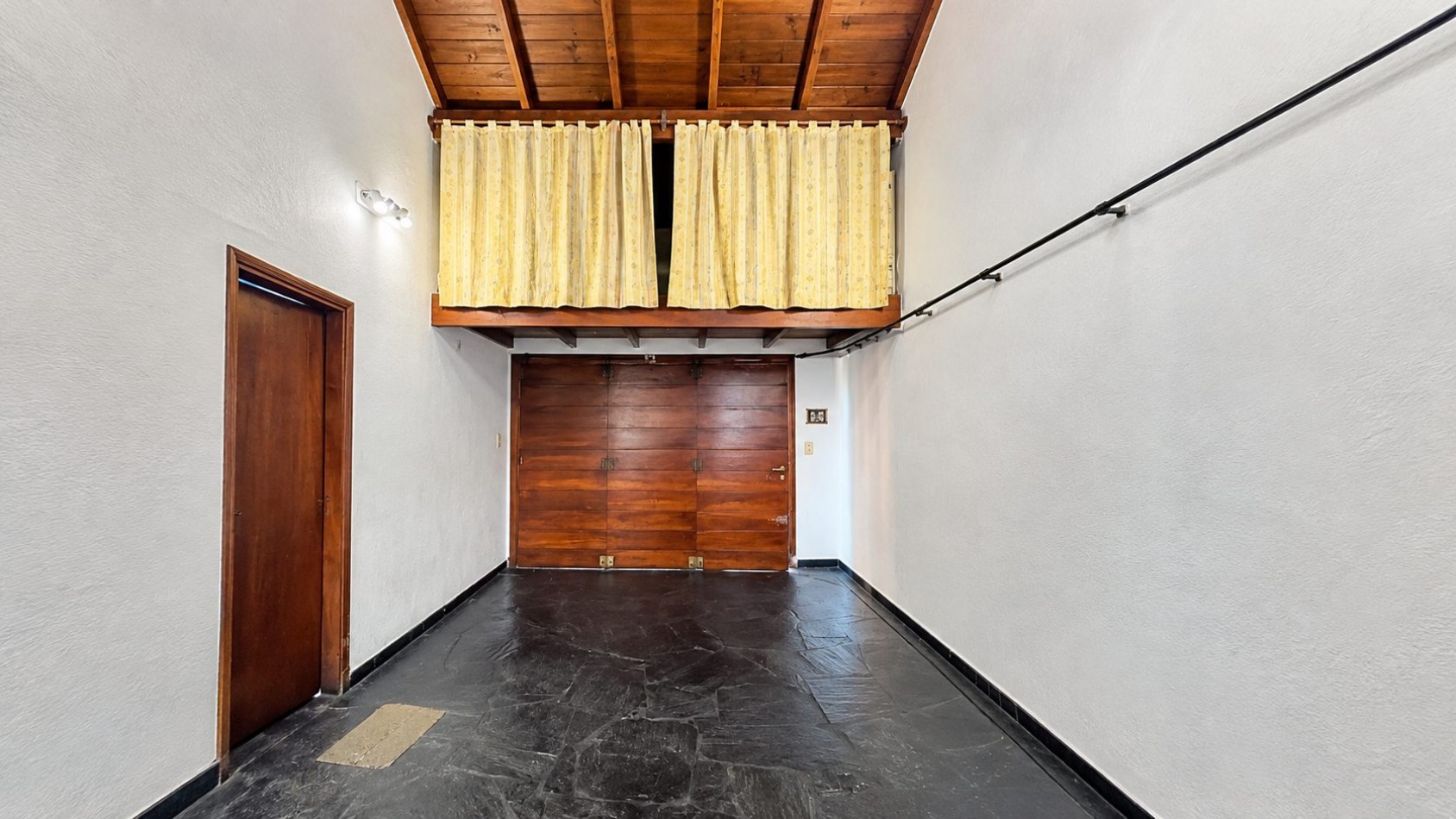 HERMOSO CHALET 4 AMBIENTES CON COCHERA JARDIN Y BALCON TERRAZA 