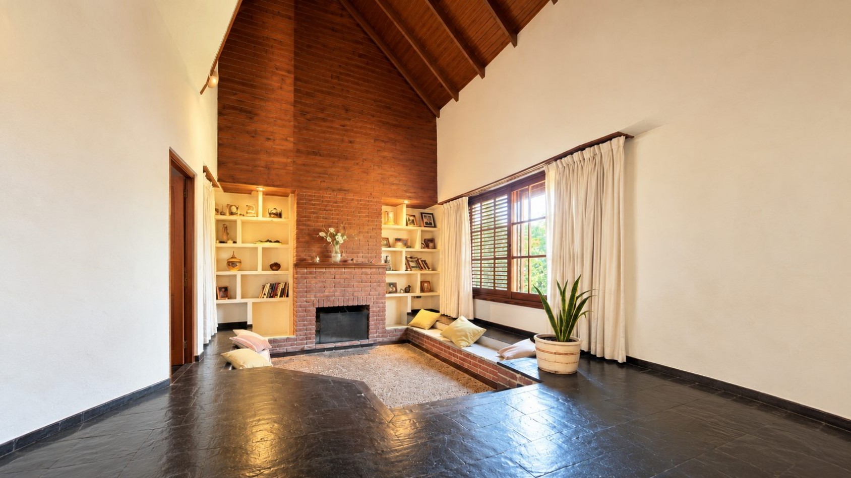 HERMOSO CHALET 4 AMBIENTES CON COCHERA JARDIN Y BALCON TERRAZA 