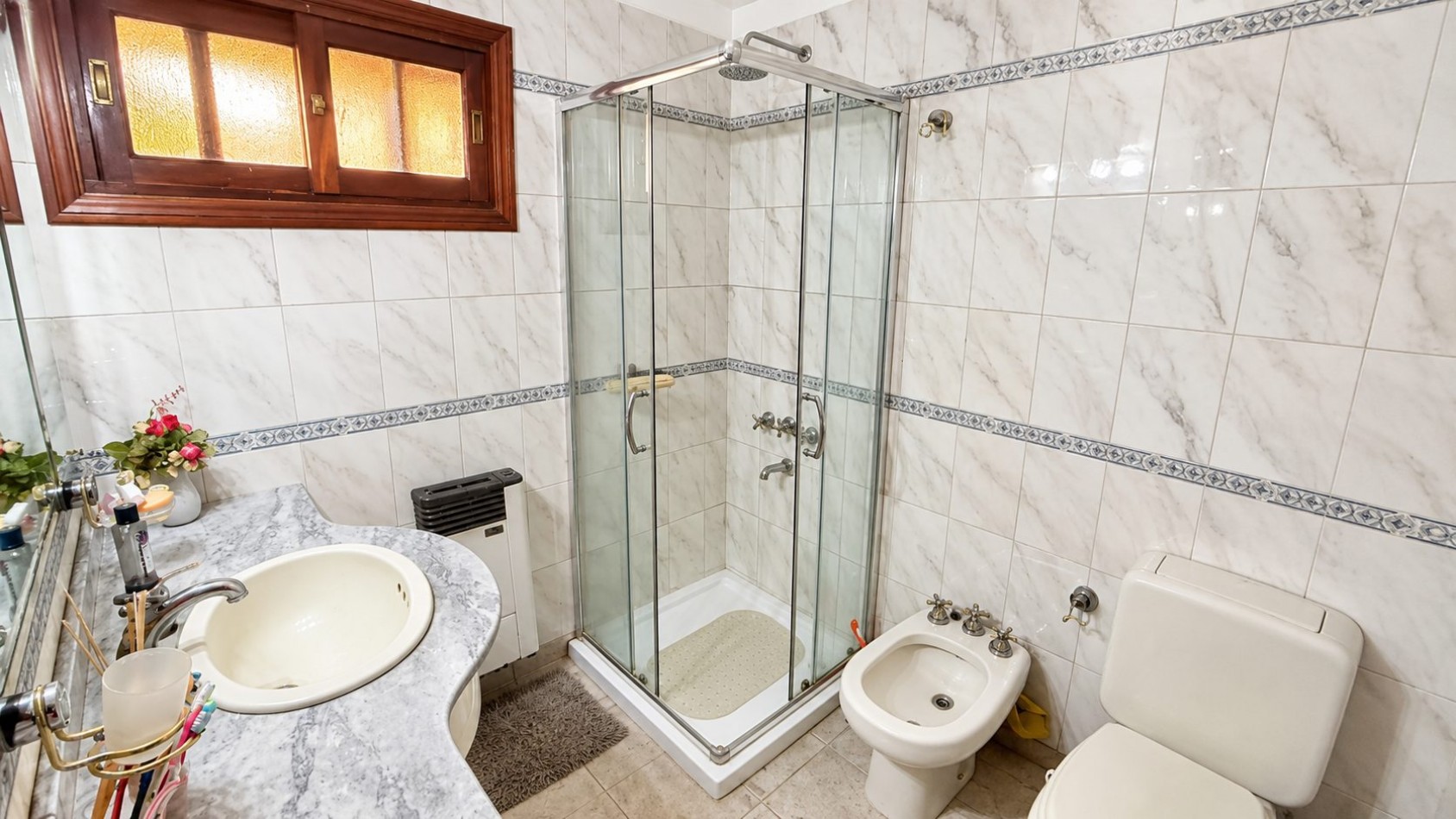 HERMOSO CHALET 4 AMBIENTES CON COCHERA JARDIN Y BALCON TERRAZA 