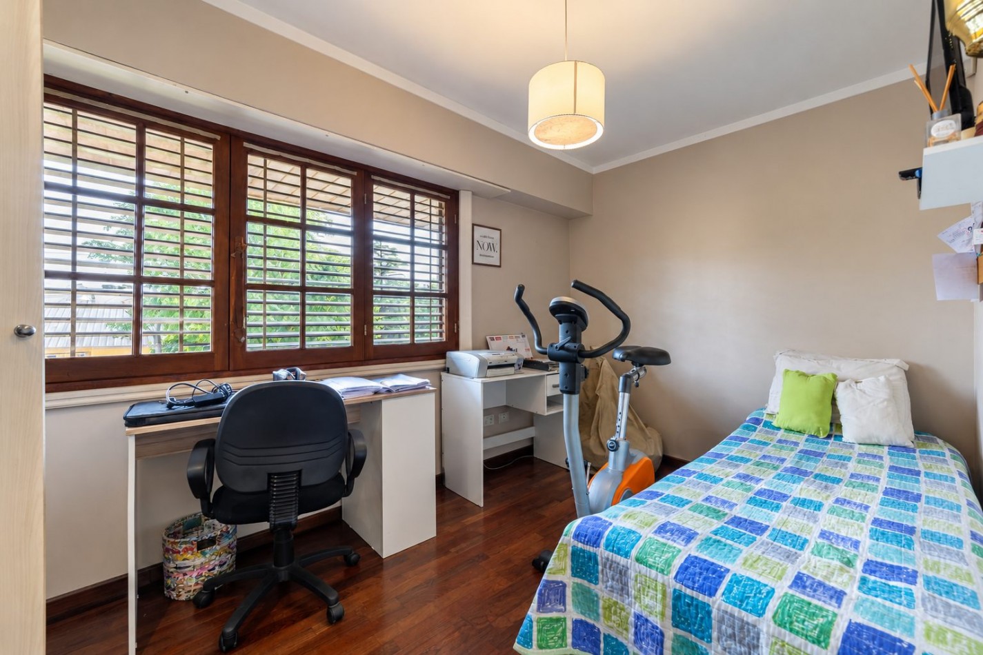 HERMOSO CHALET 4 AMBIENTES CON COCHERA JARDIN Y BALCON TERRAZA 