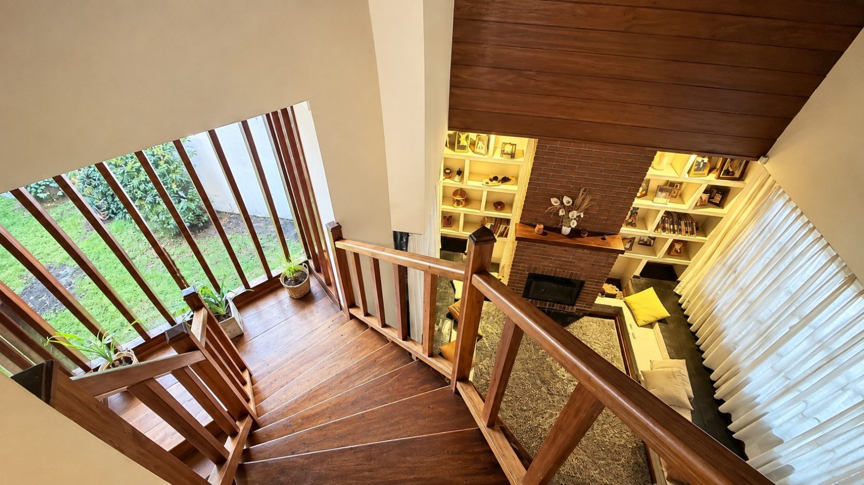 HERMOSO CHALET 4 AMBIENTES CON COCHERA JARDIN Y BALCON TERRAZA 