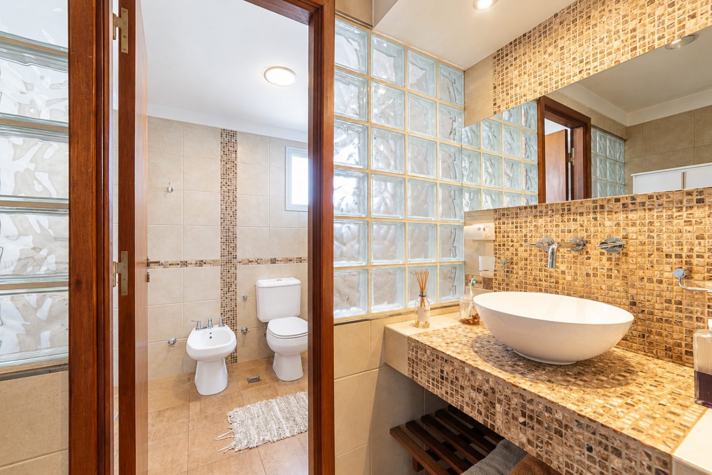 HERMOSO CHALET 4 AMBIENTES CON COCHERA JARDIN Y BALCON TERRAZA 