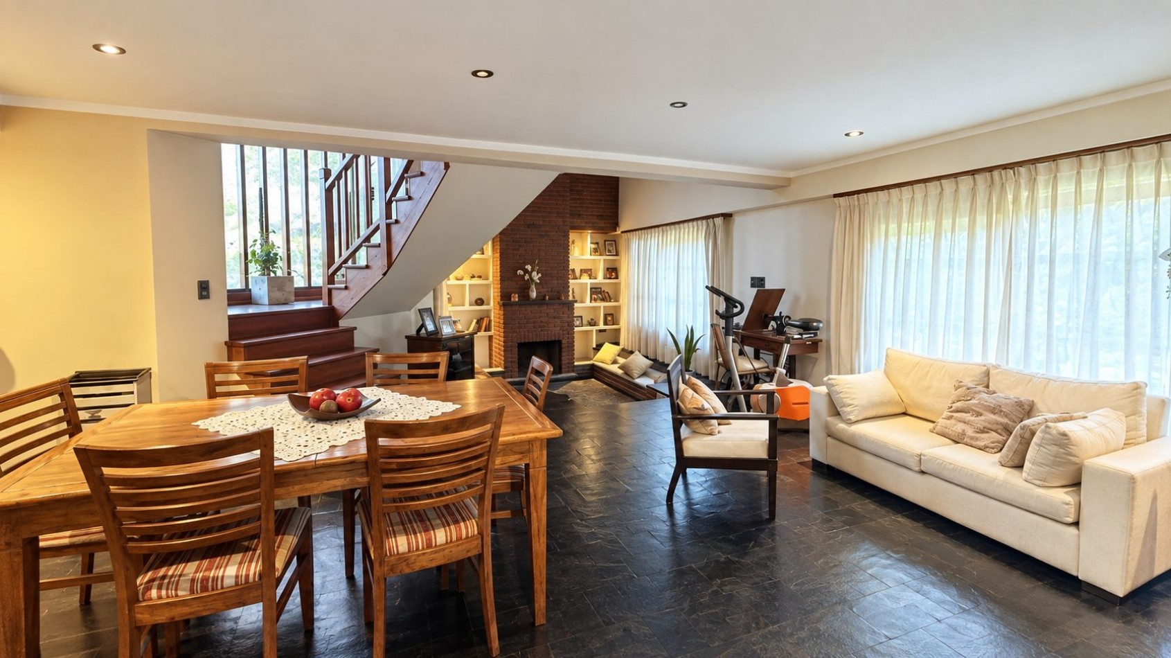 HERMOSO CHALET 4 AMBIENTES CON COCHERA JARDIN Y BALCON TERRAZA 