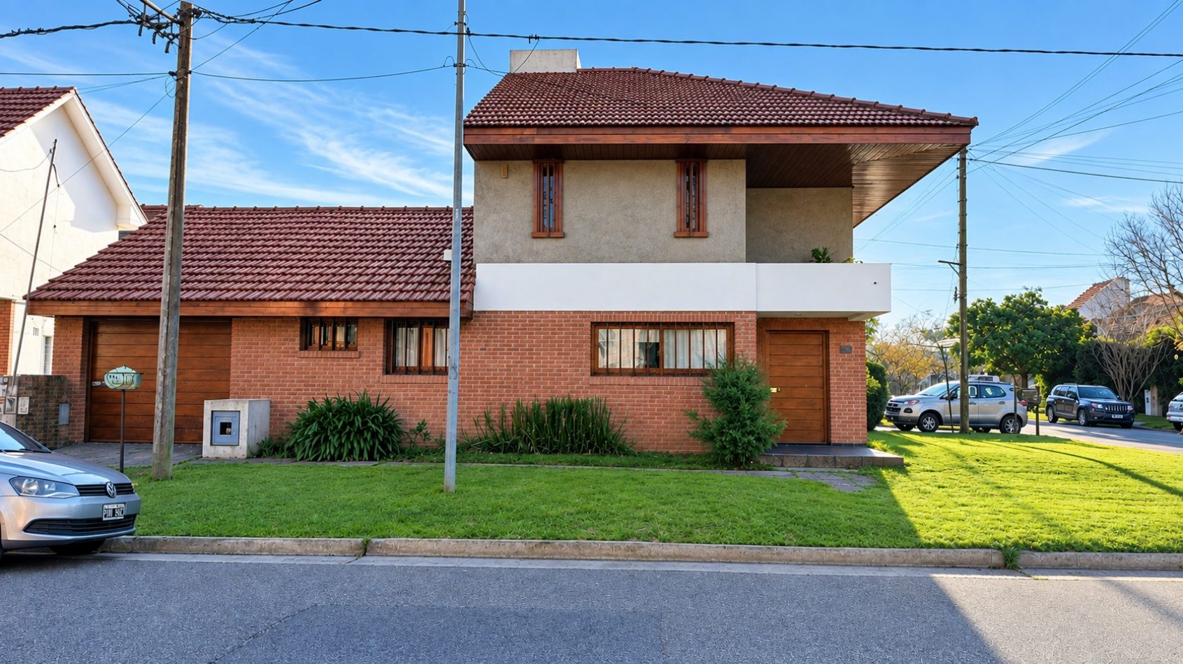 HERMOSO CHALET 4 AMBIENTES CON COCHERA JARDIN Y BALCON TERRAZA 