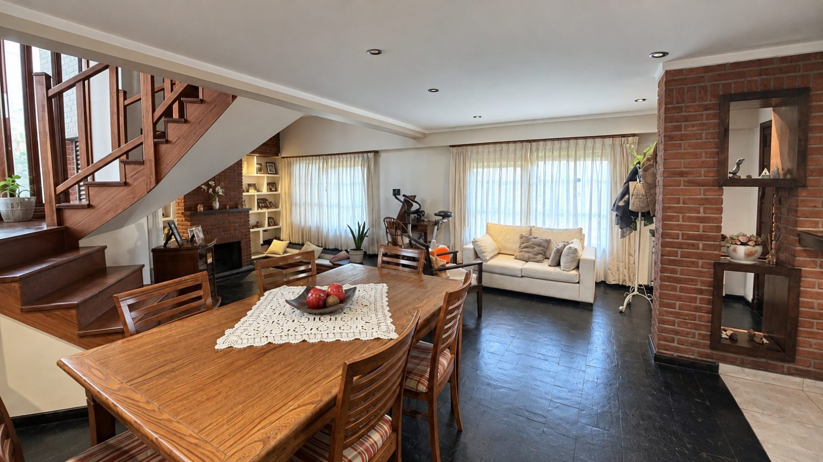 HERMOSO CHALET 4 AMBIENTES CON COCHERA JARDIN Y BALCON TERRAZA 